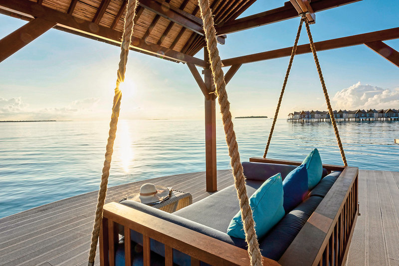 Mövenpick Resort Kuredhivaru Maldives - Allein zu Zweit über dem Ozean
