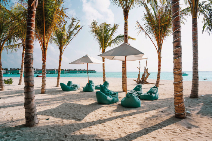 Mövenpick Resort Kuredhivaru Maldives - Relaxen am Strand mit einem coolen Drink