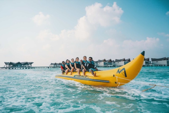 Mövenpick Resort Kuredhivaru Maldives - Spass auf dem Wasser