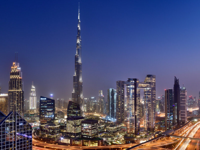 Blick bei Nacht auf den Burj Khalifa