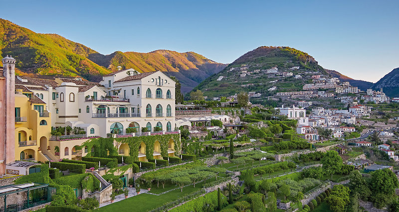 Belmond Hotel Caruso - Blick auf die tolle Anlage in den Bergen