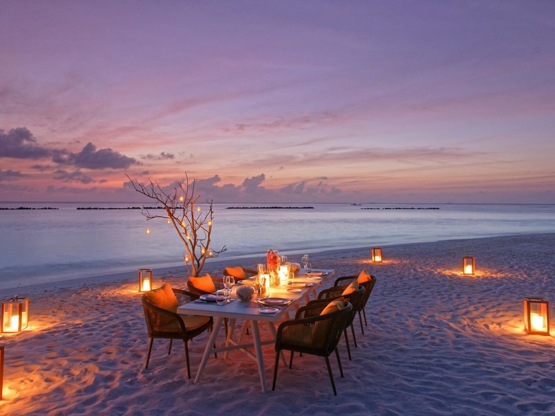 Romantisches Dinner am Strand, auch mal mit Freunden