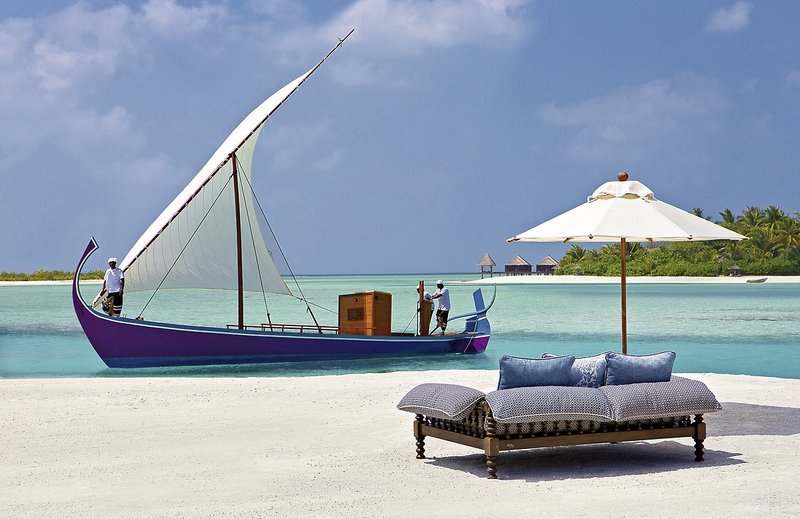 Naladhu Private Island Maldives - Das Dhonu vor der Relaxecke im Blick