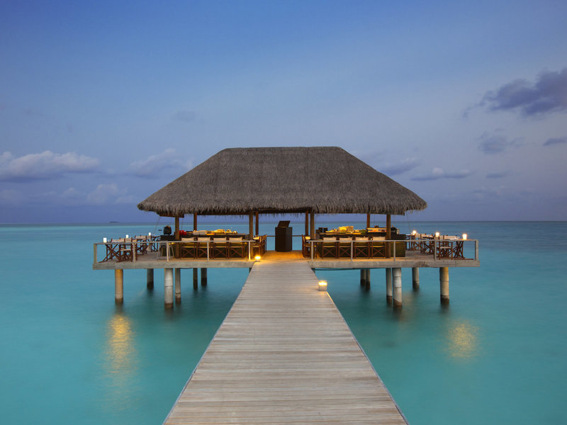 Velassaru Maldives - Auf dem Weg zur Bar über dem Meer
