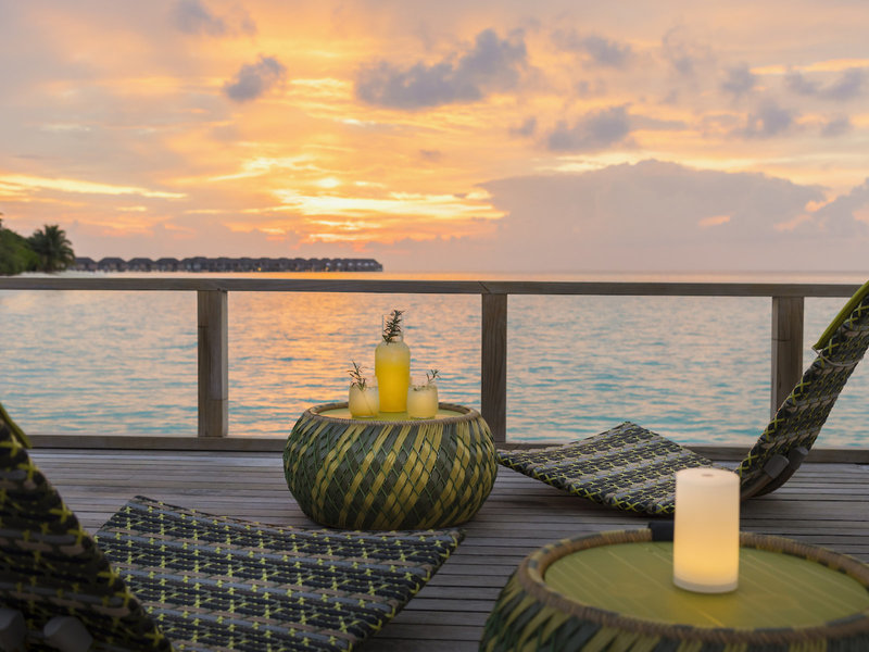 Velassaru Maldives - Den Sonnenuntergang in der Bar geniessen