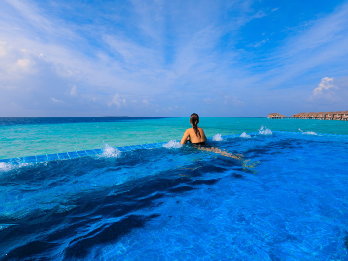 Velassaru Maldives - Im prachtvollen Infinitypool mit Blick aufs Meer