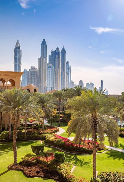 One And Only Royal Mirage - The Residence & Spa - Die Skyline von Dubai aus dem Garten