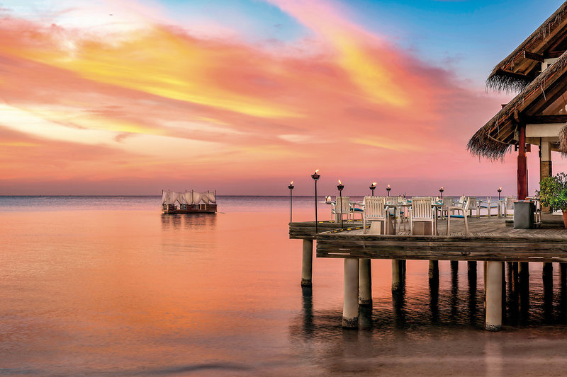 Anantara Dhigu Maldives Resort - Speisen über dem Ozean