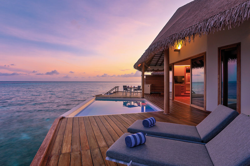 Cinnamon Velifushi Maldives First-Class Luxusurlaub - Abends auf der Terrasse der Wasservilla