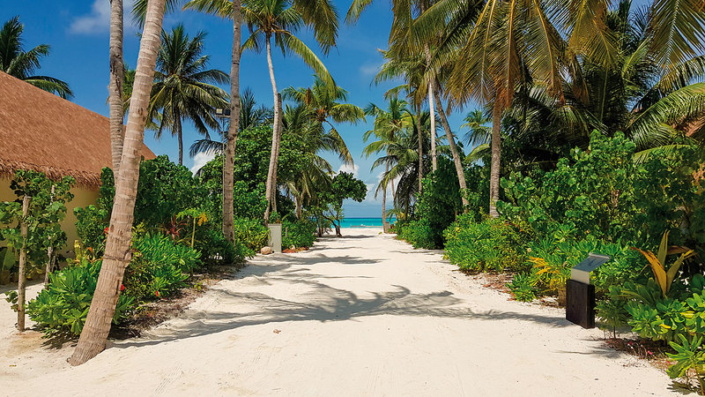 Cinnamon Velifushi Maldives First-Class Luxusurlaub - Auf dem Weg zum Strand