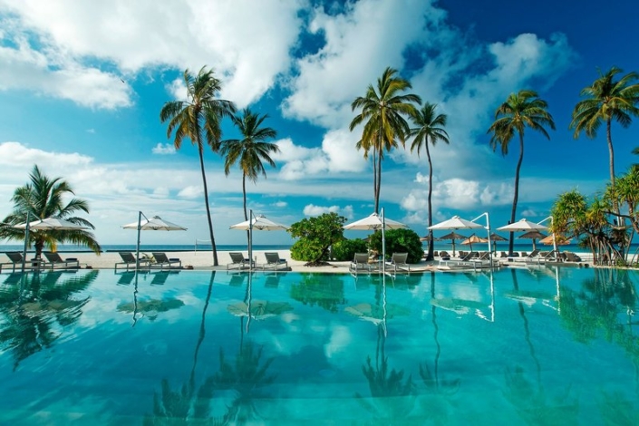 Constance Halaveli Maldives - Am Pool entspannen