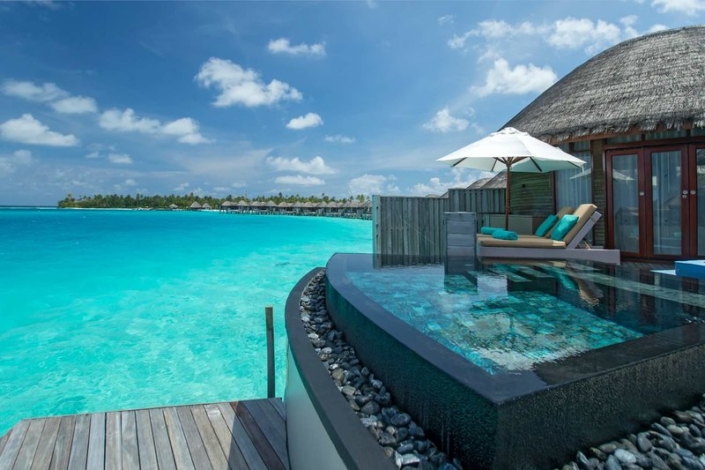 Constance Halaveli Maldives - Auf der Terrasse der Wasservilla