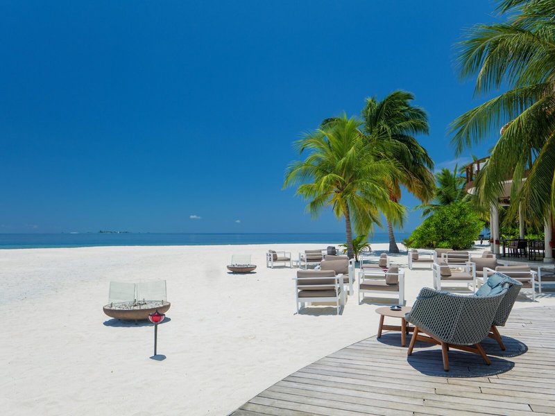 Kandolhu Maldives - Am Strand in der Bar relaxen