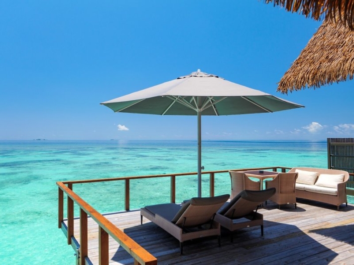 Kandolhu Maldives - In der eigenen Wasservilla auf der Terrasse über dem Meer