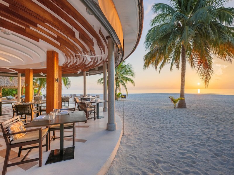 Kandolhu Maldives - Im Restaurant am Strand bei Sonnenuntergang