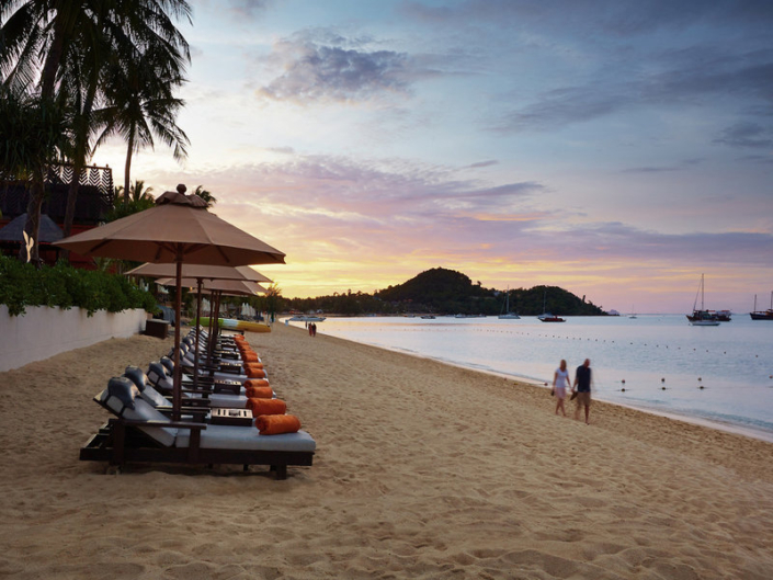 Bo Phut Resort and Spa - Abends am Strand spazieren