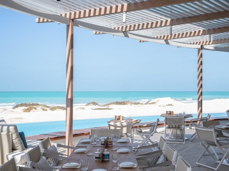 Jumeirah at Saadiyat Island Resort - Auf einer der Restaurant Terrassen