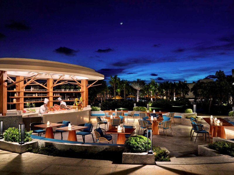 Pullmann Phu Quoc Beach Resort - Abends auf der Restaurant Terrasse