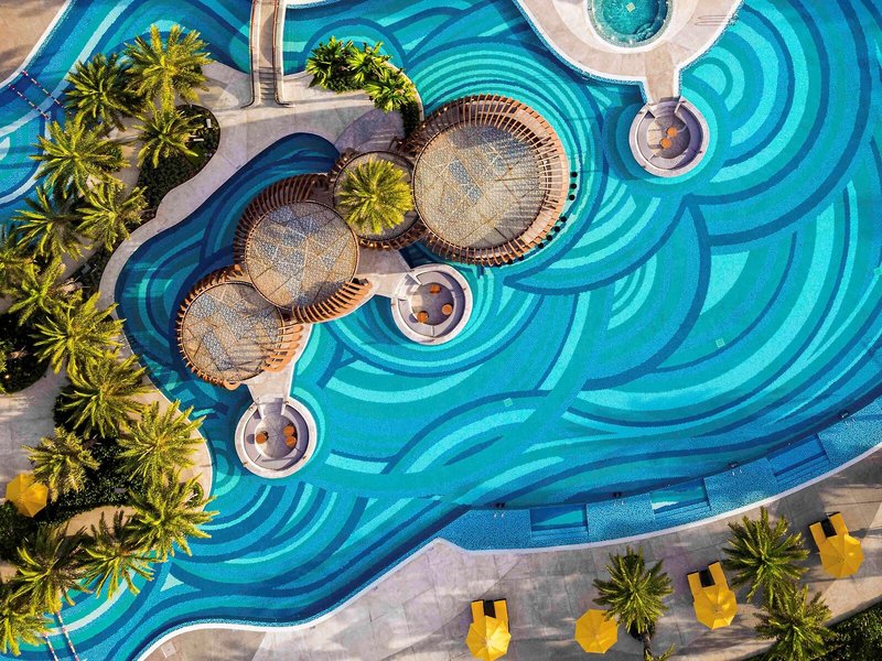 Pullmann Phu Quoc Beach Resort - Der wunderbare Pool von oben mit den Bar Inseln