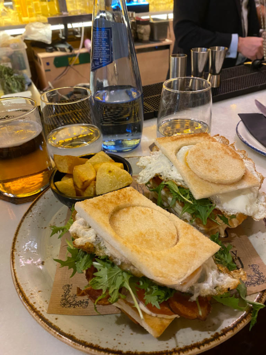 Ein wunderbares Club Sandwich in der Padrino Cocktail Bar