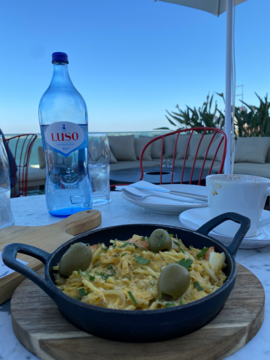 Memmo Alfama Lissabon - Speisen auf der Bar Terrasse