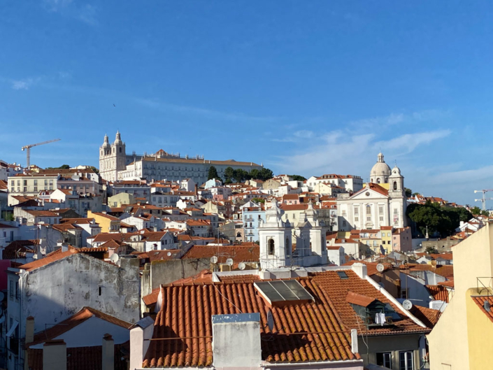 Memmo Alfama Lissabon - Blick auf das Alfama Viertel von der Bar Terrasse aus